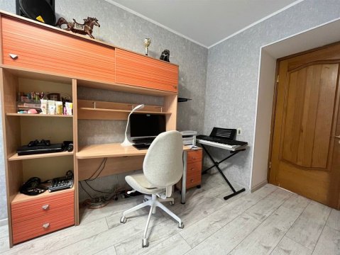 4-к квартира, 3/10 эт., 80м²