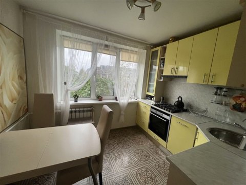 2-к квартира, 5/5 эт., 52м²