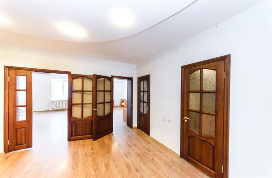 3-к квартира, 5/5 эт., 106м²