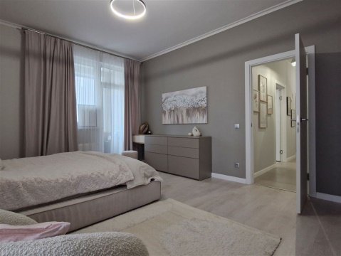 2-к квартира, 3/33 эт., 65м²